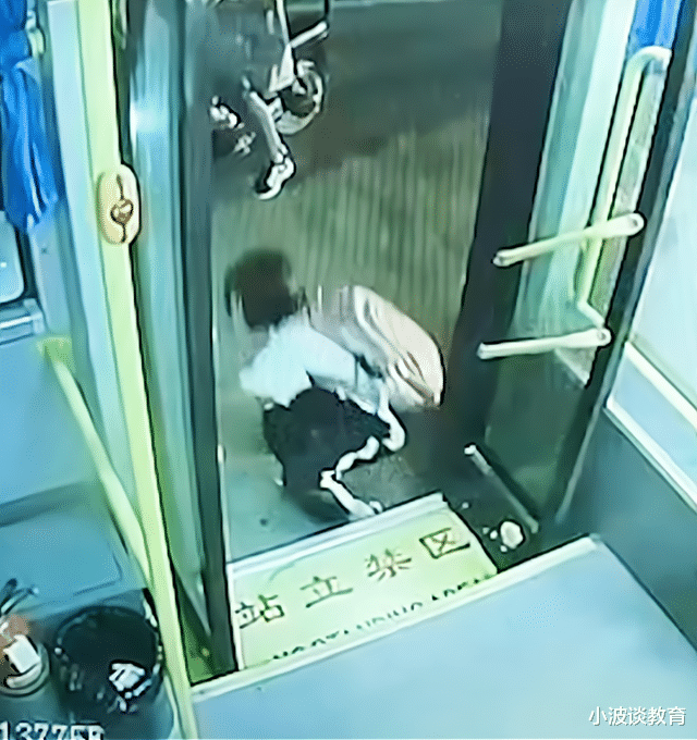 小波谈教育 广东：一女生被公交车拖行数秒，涉事司机被开除，原因让人愤怒！