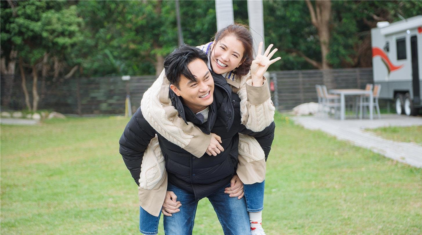 张智霖|张智霖戴头巾摘棉花，吐槽袁咏仪嗓门大，靓靓霸气回怼他是狼外婆