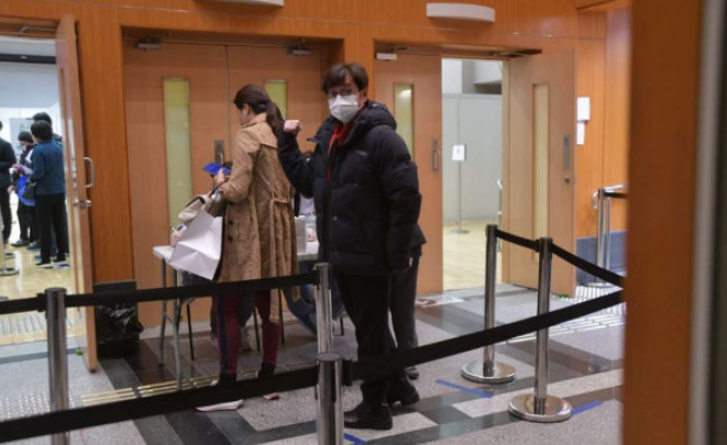 谭咏麟|谭咏麟被控睡粉后首次回应,否认照片真实性,并为未及时回应道歉