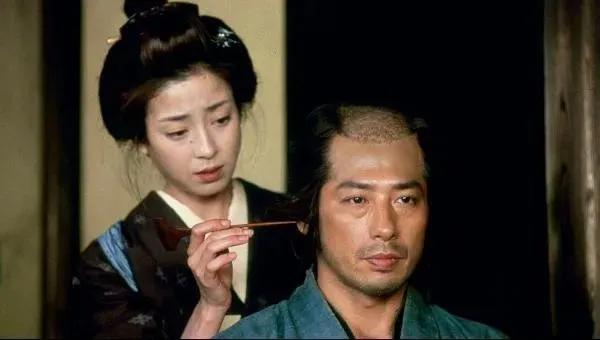 霍启刚|宫泽理惠母亲透露：我含泪把姐妹俩送进了导演的房间，锁上了门