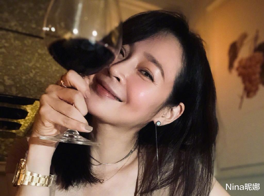 Nina昵娜|于明加喝酒“上瘾”，穿背心深夜买醉喝满脸通红，手上名贵表抢镜