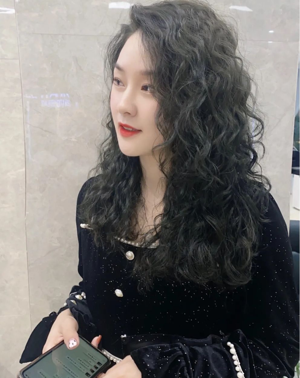 豆腐 今年年底发型怎么剪？全头卷齐刘海狼尾发都不错，精选15款任你挑