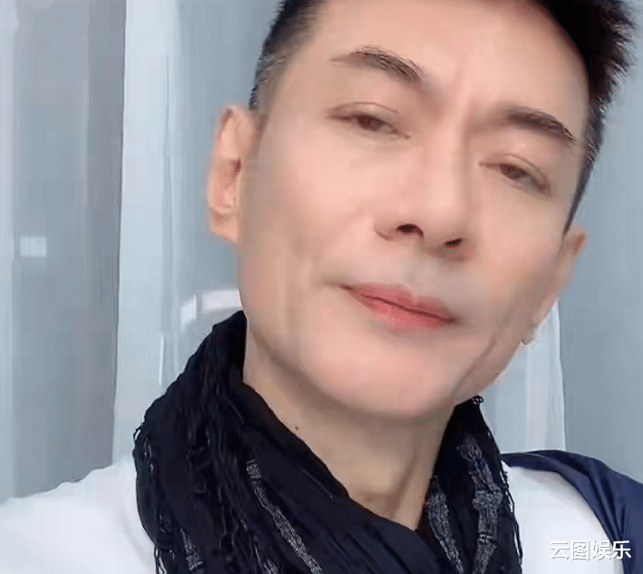 江华|江华带妻子回内地捞金，透露将直播带货！曾说宁愿摆地摊也不复出