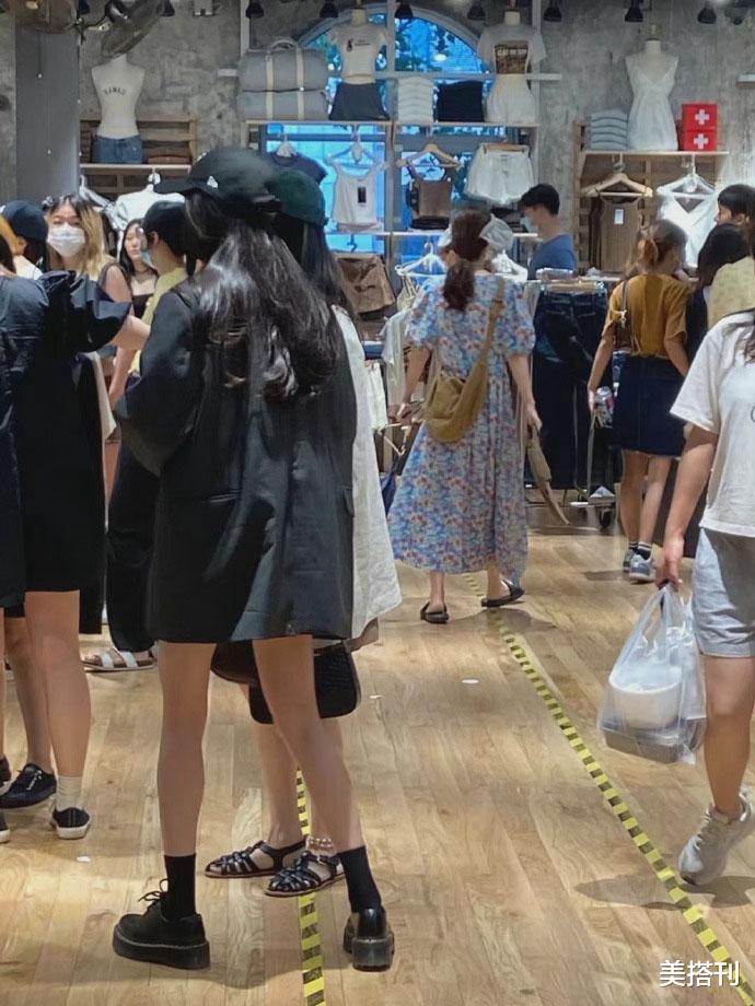 杨幂|杨幂又双叒去逛街了！穿黑色oversize针织衫秀美腿，玩起了挑染发