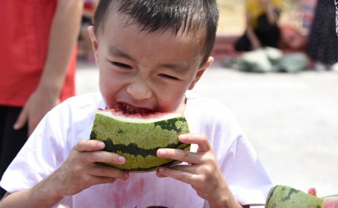 急诊室老苗|夏季高温再难受,这4件事也不要对孩子做,家长别不当回事