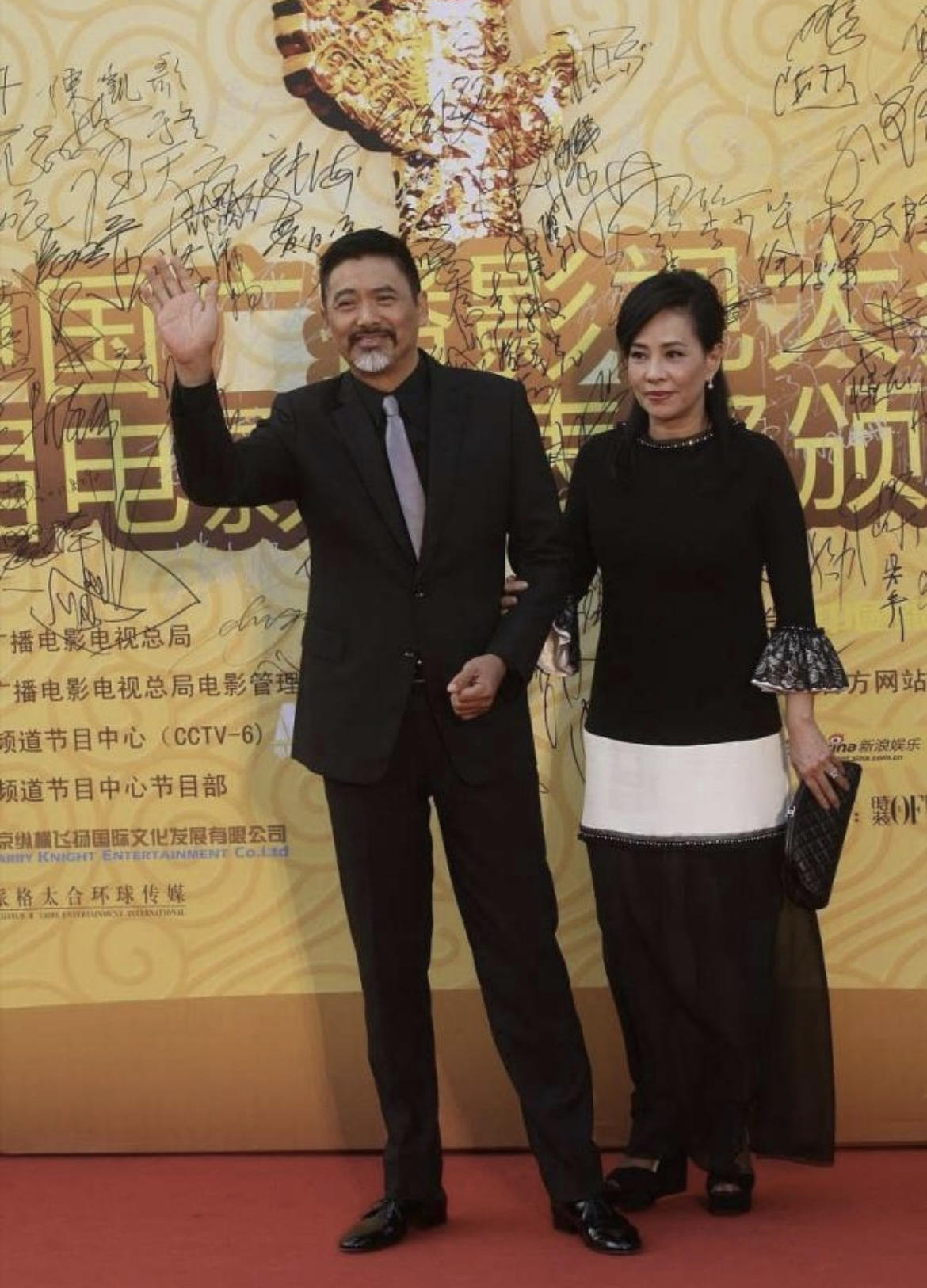 何有强|陈荟莲气质真好，穿红白条纹“睡衣”套装休闲大气，气场不输发哥