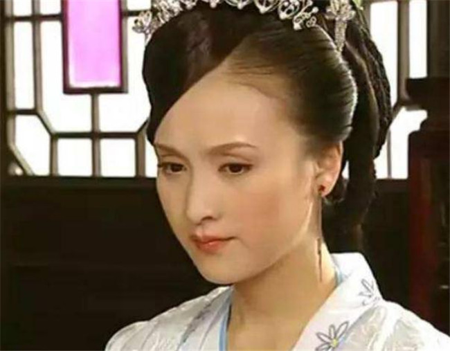 张碧晨|她23岁演“梦萍”走红，28岁退圈嫁入豪门，今年43岁活成23岁惹羡慕