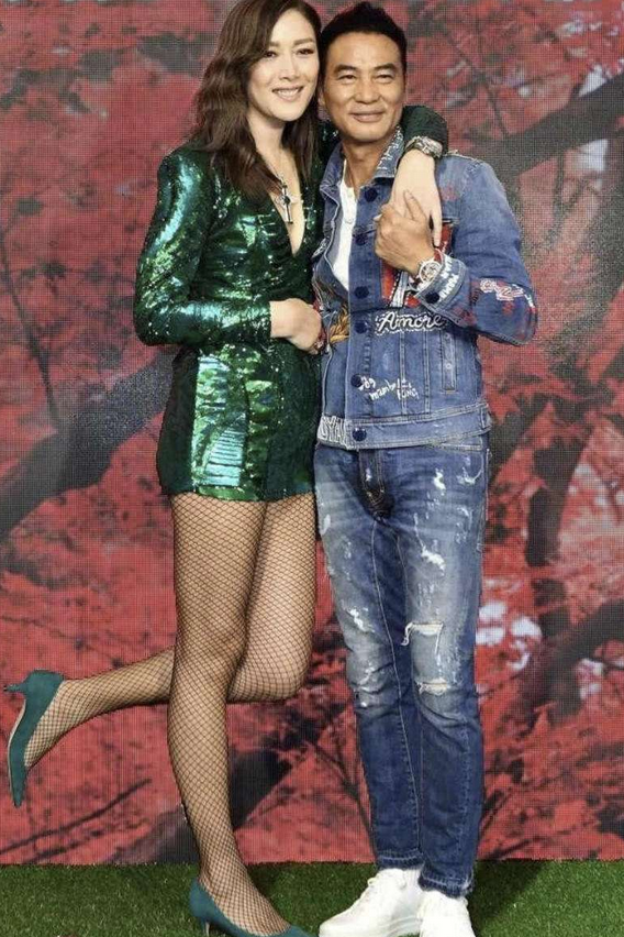 王祖贤|任达华17岁女儿晒照庆生！穿吊带红裙身材火辣，闭眼嘟嘴手拿鲜花