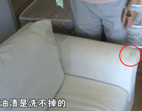 |女子租房后沙发出现污渍,赔偿全新沙发钱却遇麻烦:中介不让拉走
