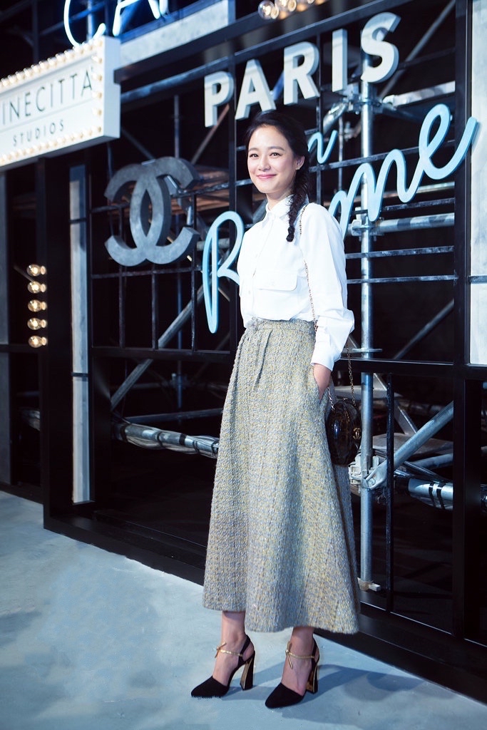 哚乐Like时尚 姜文老婆可真美，周韵抹胸红裙秀曼妙身姿，冷淡的妩媚好迷人