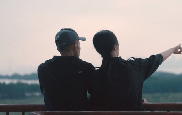 美丽|王石与小30岁妻子罕同框！甜蜜依偎看日落，田朴珺穿露脐装似少女