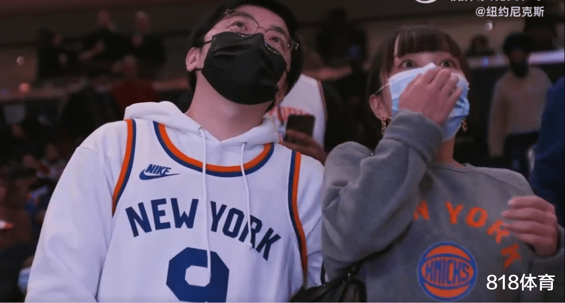 勒布朗·詹姆斯|有錢(qián)真好! 中國(guó)球迷從北京飛去尼克斯主場(chǎng)求婚, 異地戀女友含淚說(shuō)Yes