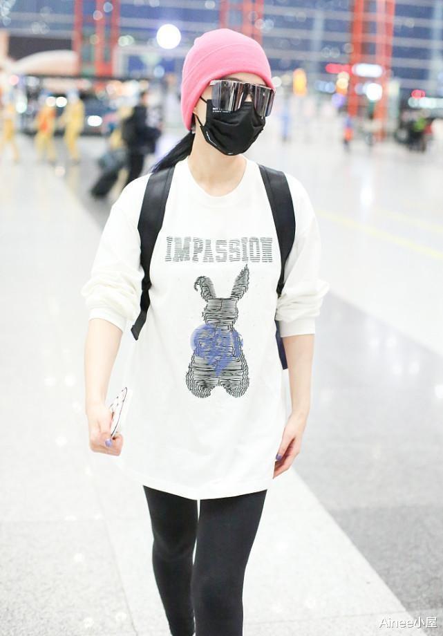 Ainee小屋 范冰冰给自己打扮成小姑娘,长卫衣配瑜伽裤,身材瘦了不少