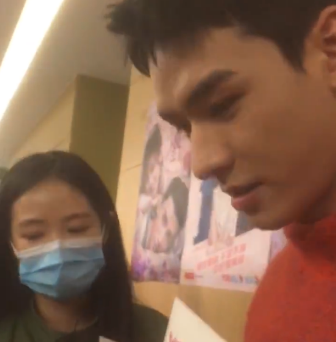 刘雯|龚俊“怼脸拍”视频被传，失去“温客行”滤镜，真人帅不帅一眼即知