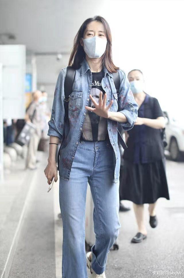 卡莉时尚show|刘敏涛虽然是“阿姨辈”，穿牛仔装却嫩似小姑娘，哪像70后的人
