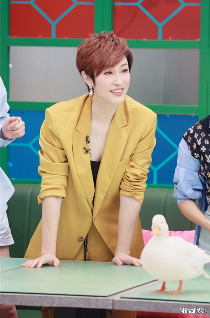 Nina昵娜|陈法蓉西装“钉子户”，穿土黄色西装变女企业家，气场碾压三闺蜜