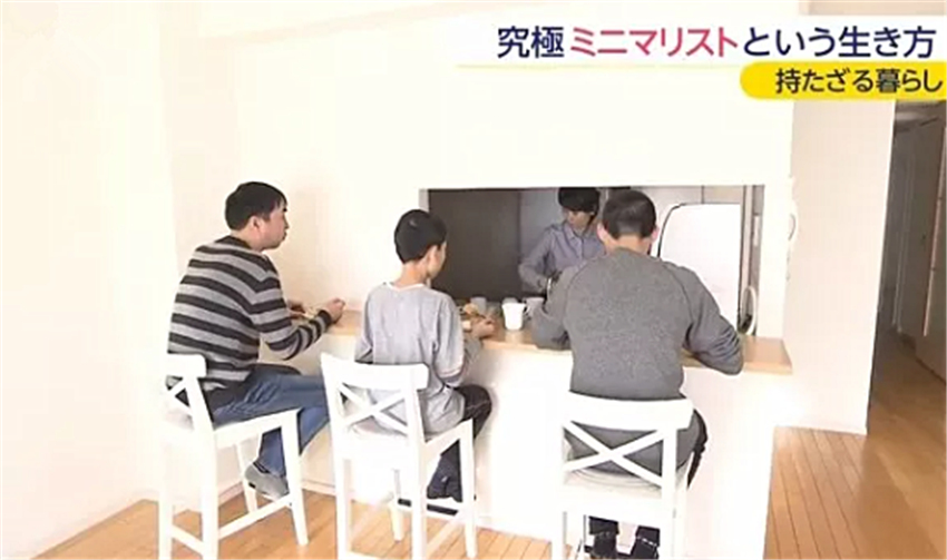 |日本40岁主妇断舍离上瘾，家里沙发桌子全都扔掉，只剩3把椅子？