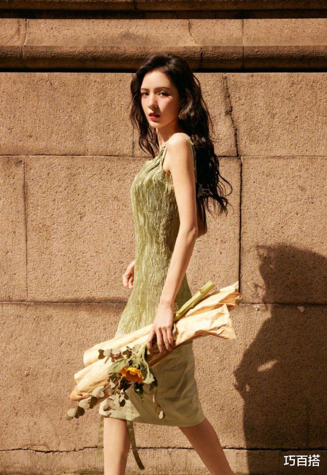 巧百搭|张予曦颜值没得说！穿丝绒裙尽显复古名媛范，小蛮腰也非常抢镜