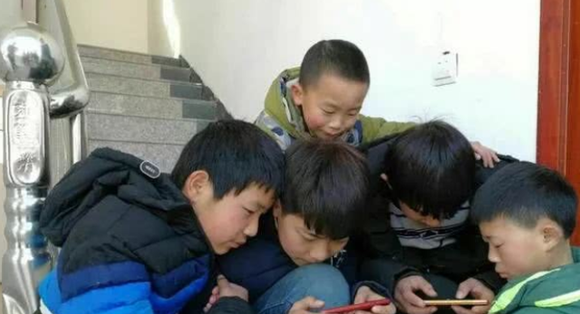 奶豆说育儿|孩子质问:我为什么不能玩手机,家长的回答决定亲子关系的好坏