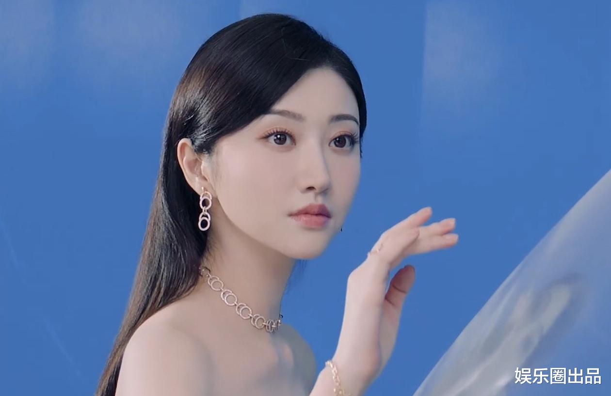 景甜|景甜的珠宝代言大片火了，下巴圆润引起热议，网友：该减肥了