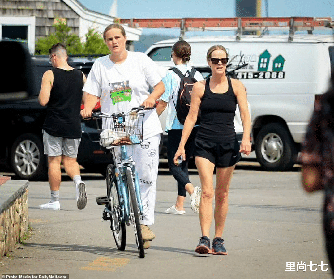 里尚七七|拜登180斤孙女20岁生日，穿娃娃衫变胖墩，脸颊绯红比亲妈胖2倍