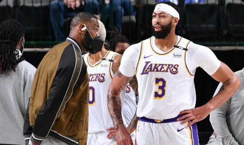 湖人隊|湖人官宣詹皇無緣復出！大腿新紋身曝光，老詹曬照并配文：三巨頭