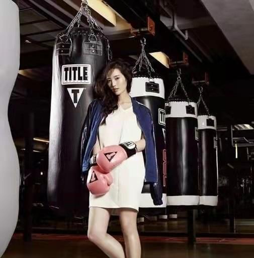 波波的时尚|余文乐与妻子同框,“老夫老妻”大秀恩爱,穿同色情侣装真挺甜