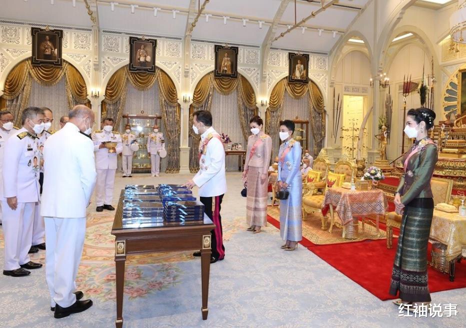 王一博|36岁诗妮娜穿对了，一袭墨绿礼服好惊艳，走起森女路线又美又仙