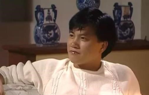 周星驰|他一手捧红周星驰，如今没钱治，星爷百亿身家为何不帮他？