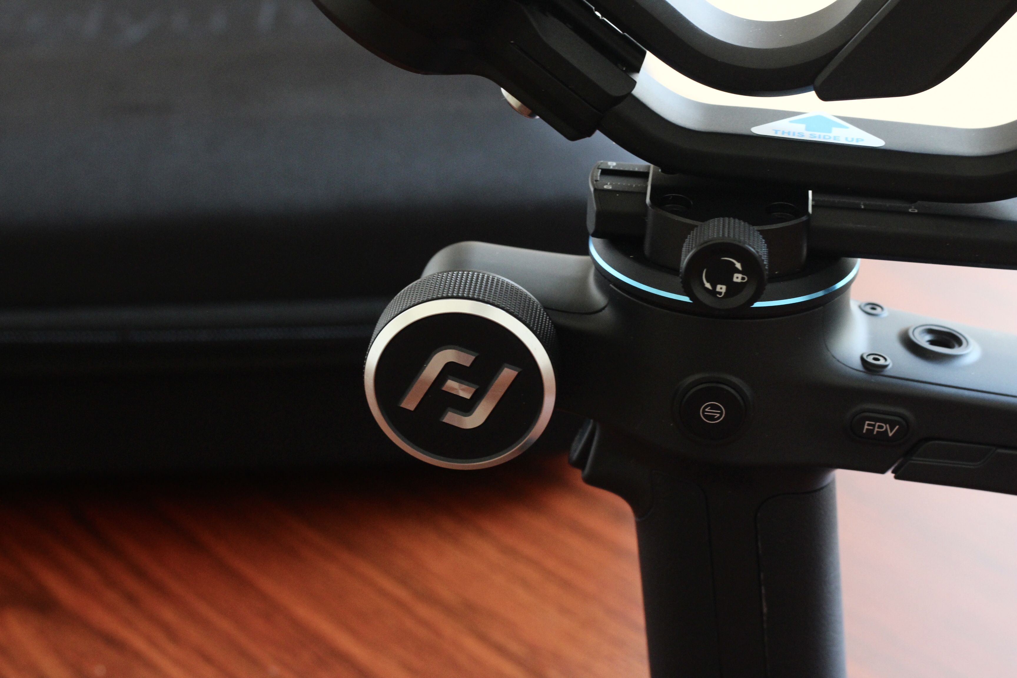  飞宇蝎子三轴相机手持稳定器体验：这是一款身怀绝技的稳定器