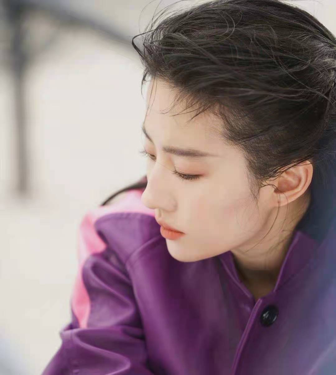 肖战|刘亦菲九月新杂志公开，造型清冷飒酷，神秘摩登女郎！