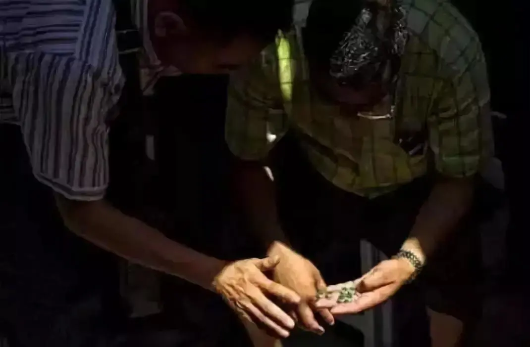 冰种翡翠|巨款“学费”：5万收来的玻璃种翡翠蛋面，竟然连7000都卖不到！