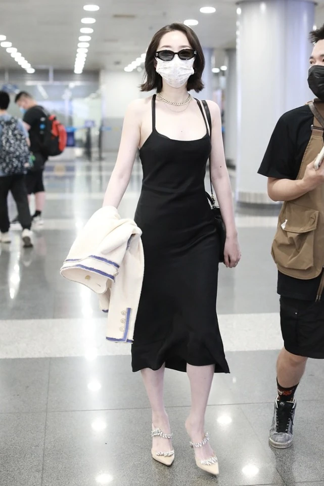 大表姐的时尚圈|蒋梦婕大胆又会穿，把“睡衣风”裙子穿得很高级，让造型自信满满