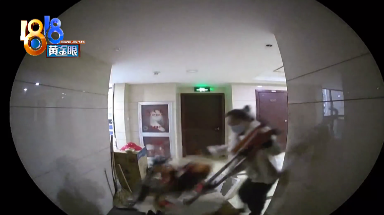 半岛晨报 朝邻居家门口扔垃圾，监控全部拍到