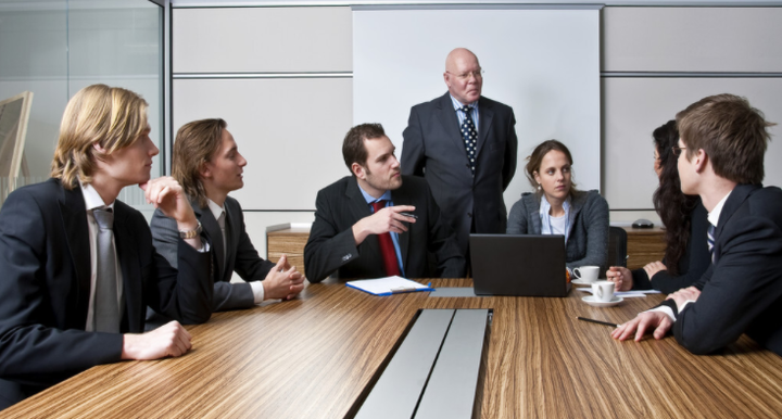 随波逐流|如何解释,开会时领导让大家往前坐,员工却抢离领导远的座位?