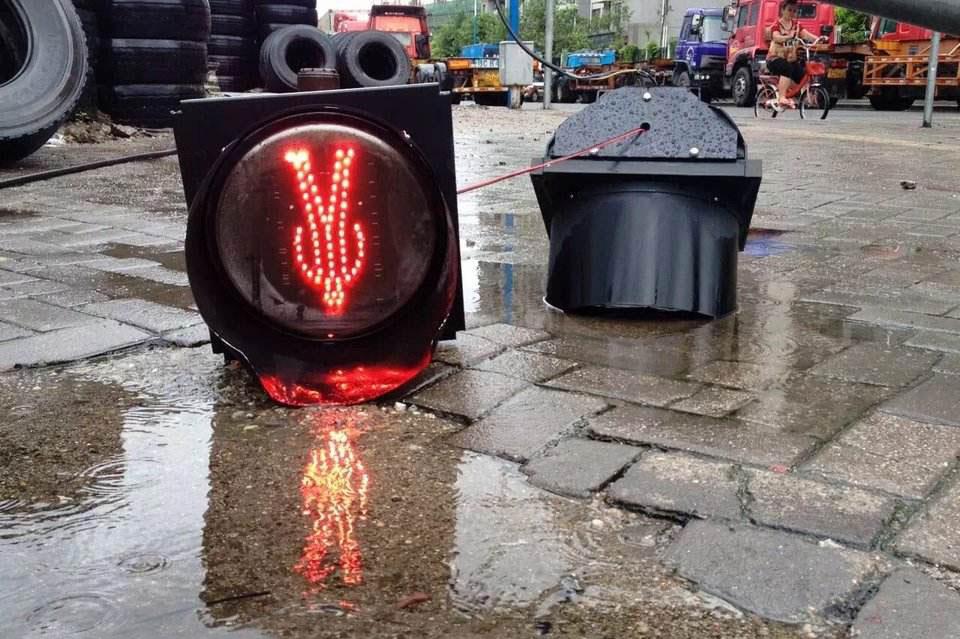 女孩 广西一鬼火少女酒后飙车撞翻红绿灯，车速140码，共饮13瓶啤酒