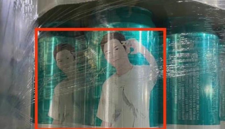 车晓|继张哲瀚被封杀后，工作人员晒满仓库成品，瓶身印有张哲瀚要报废