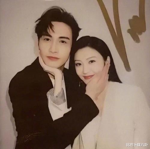 甄嬛|剧组太穷导演拉妻儿客串，衣服坏了将就用，终成21年爆款