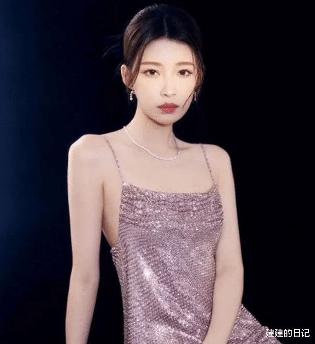 姚晨|再看2021年红毯翻车的15位女星，有人胸口套着“百叶窗”就出来了