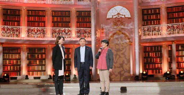 防晒喷雾|董卿重返央视舞台太期待!穿短裤秀麻杆细腿,齐眉短发好温柔知性