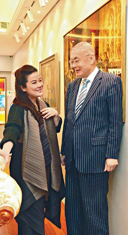 全球时尚号 82岁刘诗昆为一岁儿女庆生，穿黑色西装精神不错，和妻子差37岁