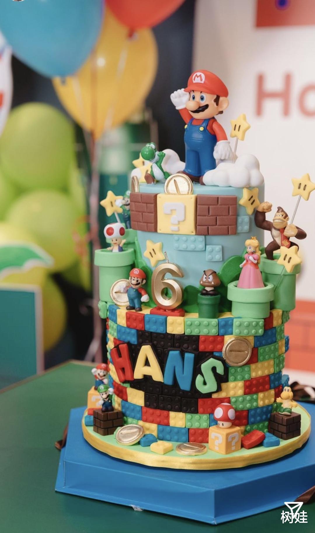 吴佩慈|吴佩慈为6岁长子庆生，穿马里奥装大秀长腿，与姐妹合照状态极佳