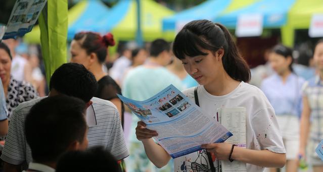 高秀花说育儿|学校和专业到底哪一个更重要?985毕业生道出真相,现实又无奈