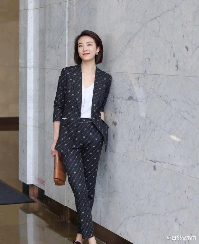 职业教育|日常穿搭简约随性就好，舒适时髦的早秋穿搭，上班、约会都能穿