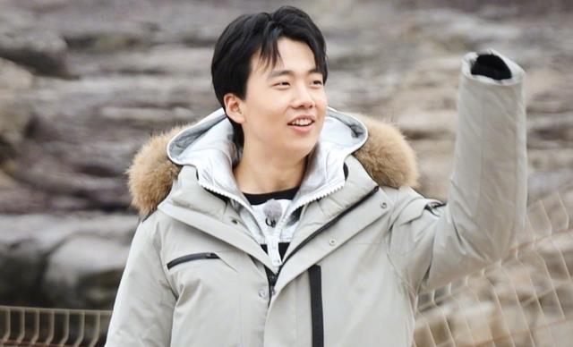 郭德纲|郭德纲给妻子庆生，看到郭麒麟和弟弟站位：终究不是亲妈