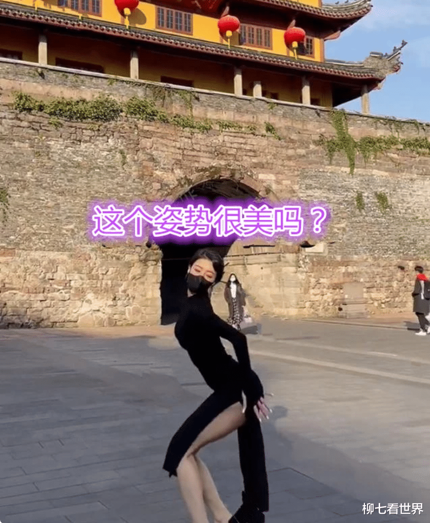 美女穿着清凉，在宁波鼓楼前跳舞极具诱惑，网友：封杀才好