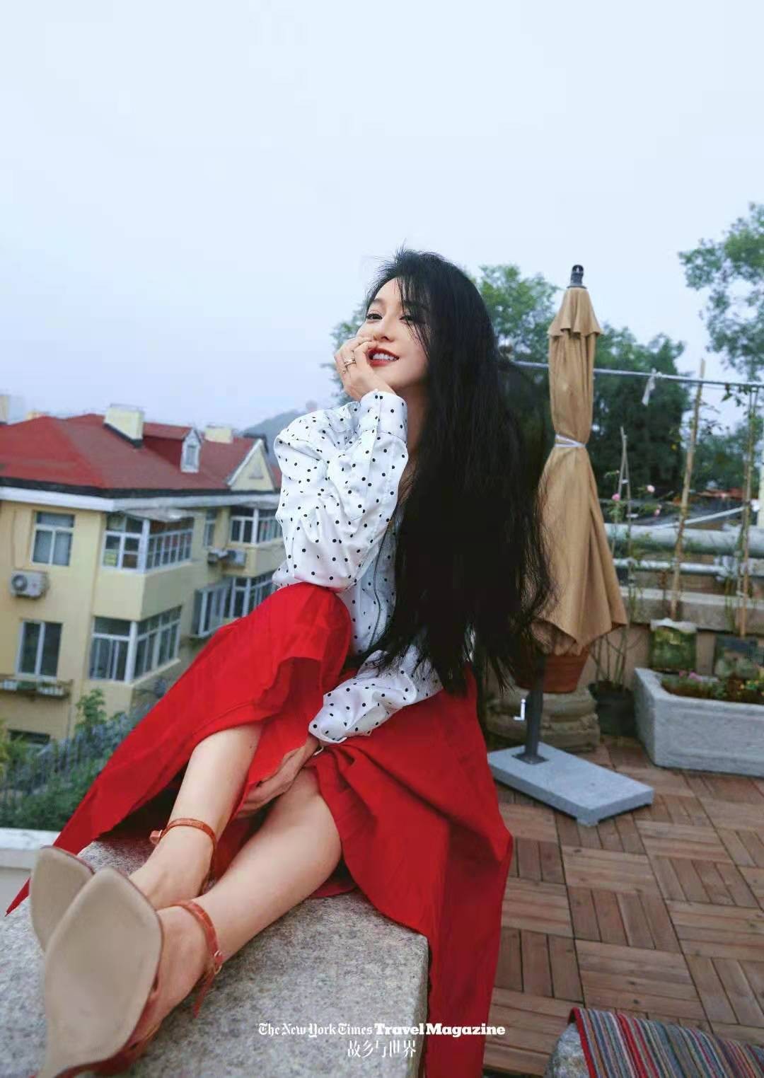 硬糖少女303|范冰冰引领早秋穿搭，新大片坐游艇裙摆飘逸，涂红唇重拾巨星风采