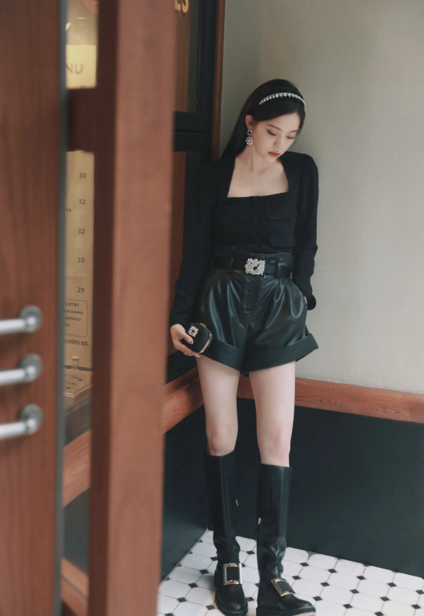 大时尚大观点 欧阳娜娜为证明腿不粗,穿三分裤踩“毒汁靴”,帅气造型太吸睛