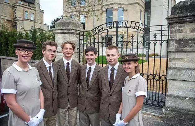 大学|这所大学专门培养“保姆”，每年学费比牛津还贵，却以此闻名世界