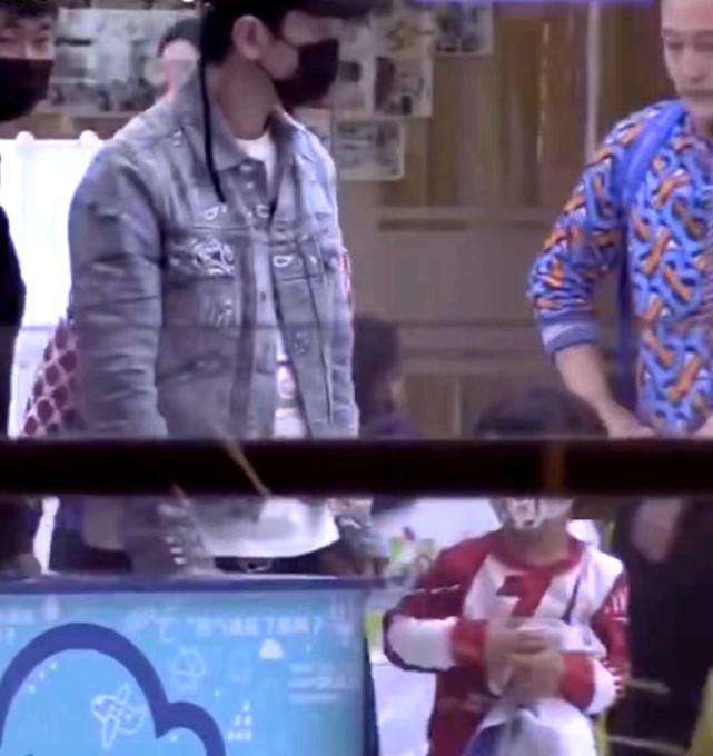 小海绵|baby带儿子出行，4岁小海绵独自推行李箱，母子俩机场狂奔太可爱